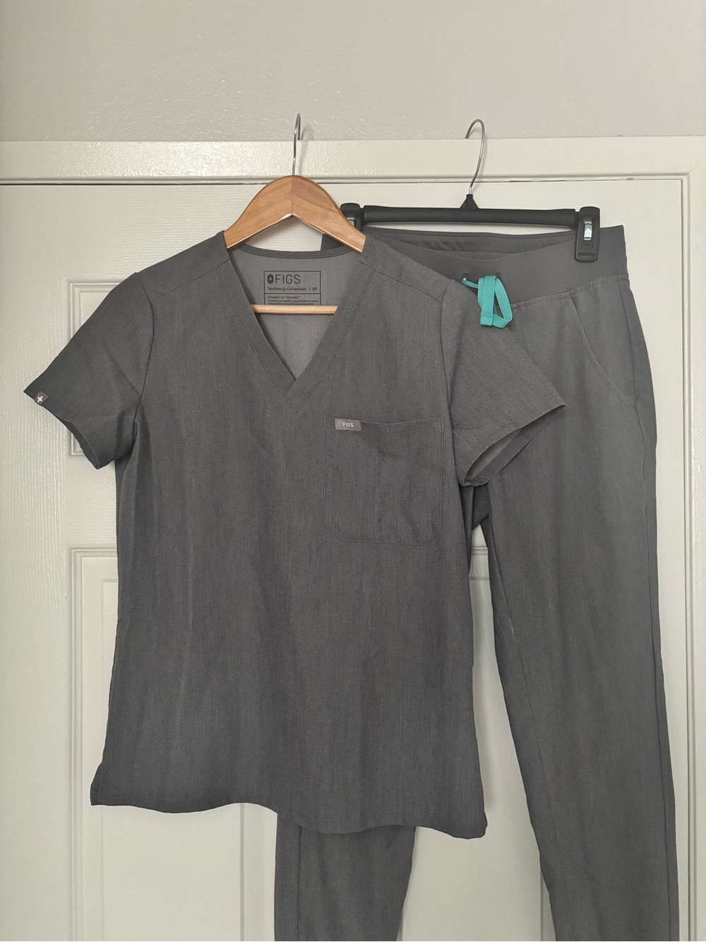 Figs Charcoal Gray V-Neck Scrub Top and Bottom Set Size XS - Picture 2 of 5